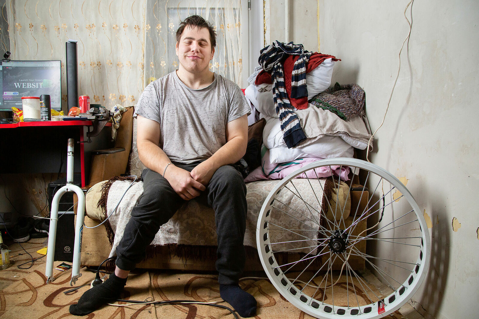 Санек, инвалид детства с диагнозом ДЦП, рассказывает о своём опыте. Он делится своими мыслями о том, что сначала считал себя человеком второго сорта, но после попадания в интернат для инвалидов понял, что есть люди, которым в десятки раз труднее. Они не теряют силу духа и живут счастливой жизнью.

Санек подчёркивает, что, несмотря на свой диагноз, он чувствует себя здоровым и сильным. Он передвигается в инвалидной коляске ,иногда люди подают ему милостыню -"Я никогда ее не беру пусть подают больным -я здоровый ". 

Санек говорит о том, как важно не сдаваться и продолжать жить полной жизнью, несмотря на трудности. Он вдохновляет других людей своим примером и показывает, что даже в самых сложных ситуациях можно найти силы для счастья и радости.

Он также подчёркивает важность взаимопомощи и поддержки между людьми. Он напоминает, что каждый из нас может оказаться в трудной ситуации, и важно быть готовым помочь другим.

Санек призывает всех нас не бояться трудностей и не терять надежду. Он верит, что каждый человек способен на большее, чем он думает, и что даже в самых тяжёлых обстоятельствах