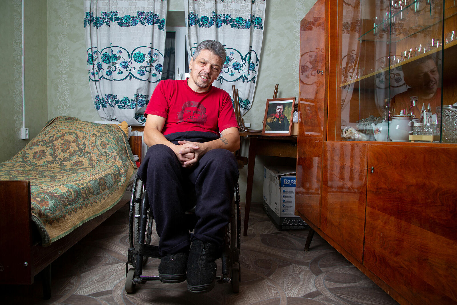  Роман — яркий пример человека, который не позволил травме и инвалидности сломить себя. Он не только принял вызов судьбы, но и стал вдохновением для многих.

После аварии Роман прошёл сложный путь реабилитации. Он научился жить с новой реальностью, справляться с физическими ограничениями и не терять веру в себя. Этот период стал для него временем переосмысления ценностей и поиска новых целей.

Сегодня Роман возглавляет городскую организацию инвалидов, помогая людям с ограниченными возможностями чувствовать себя частью общества.Является президентом Федерации Владимирской области лиц с  ПОДА.

Роман активно участвует в общественной жизни, выступая за права и интересы людей с инвалидностью. Его деятельность отмечена наградой «Почётный член ВОИ».

Он также пропагандирует здоровый образ жизни среди людей с инвалидностью, считая, что спорт и физическая активность — это ключ к полноценной жизни. Роман помогает в реабилитации, проводя мастер-классы и тренинги, делится опытом и вдохновляет других на достижение целей.

История Романа — это история силы духа, упорства и веры в лучшее