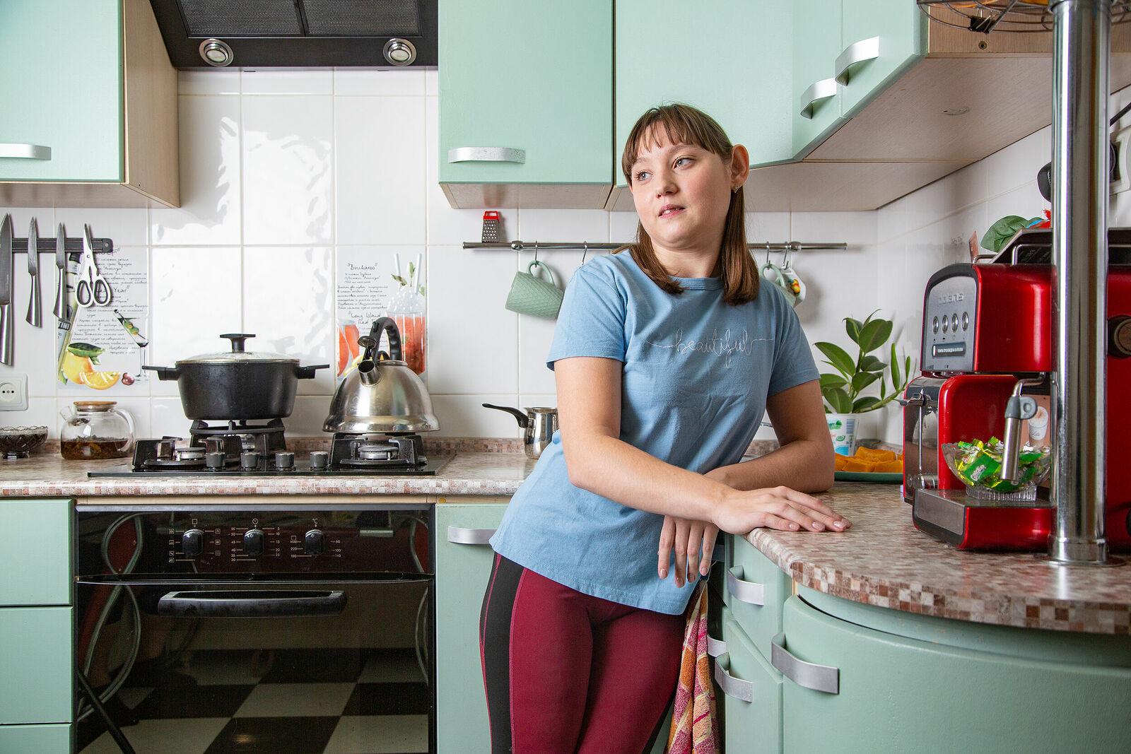 Алина, инвалид детства с диагнозом ДЦП, делится своим жизненным опытом, подчеркивая важность преодоления трудностей и нахождения поддержки в разных сферах жизни. Ее история вдохновляет и показывает, что, несмотря на физические ограничения, можно достичь значительных успехов и жить полноценной жизнью.

Для Алины самым тяжелым испытанием стало предательство подруг детства. В начальной школе она училась в обычном классе, имела друзей и чувствовала себя частью коллектива. Однако в старшей школе ее перевели на домашнее обучение, и она начала замечать, что ее прежние друзья стали избегать ее. Это было болезненно и трудно принять.

Но Алина не позволила этому сломать себя. Она начала искать новые интересы и единомышленников. Именно в спортивном зале она нашла поддержку и друзей. Спорт стал для нее не только физической активностью, но и способом самовыражения, преодоления себя и укрепления духа.

На вручении дипломов о окончании школы Алина получила не только аттестат, но и удостоверение кандидата в мастера спорта — единственная из всего класса. Это достижение стало символом ее упор