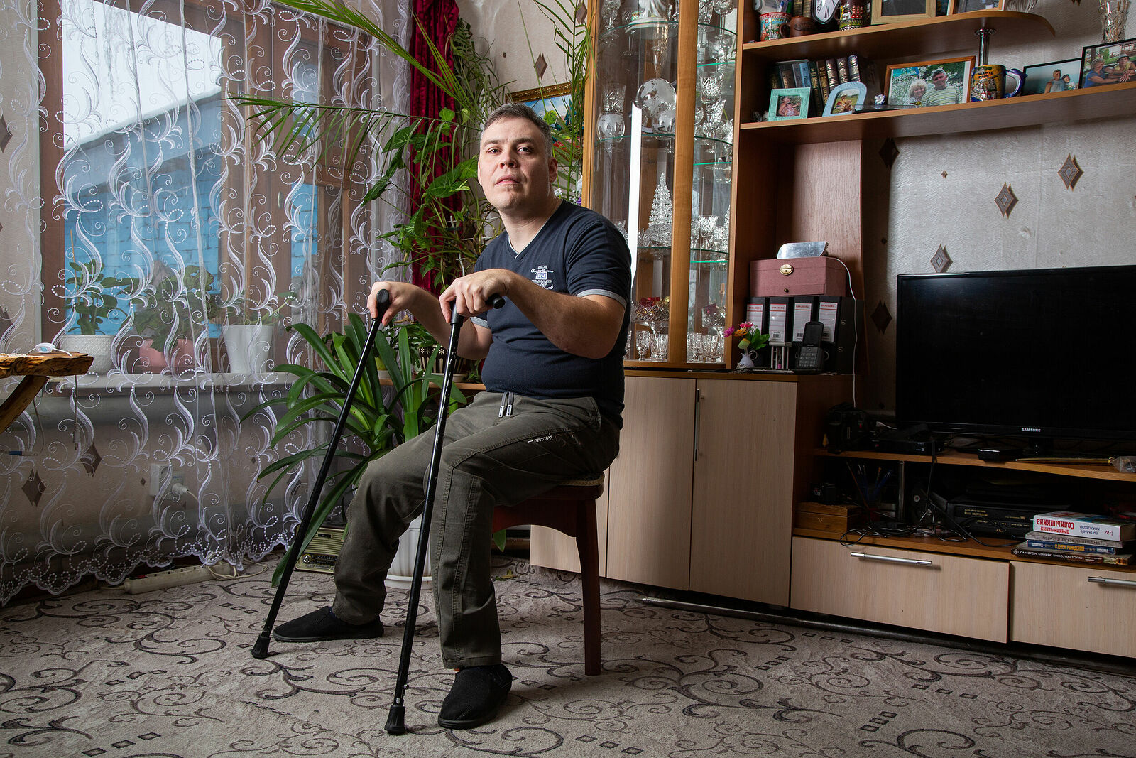 Артём — человек с особенностями здоровья. У него диагностирован детский церебральный паралич. Но это не мешает ему вести активный образ жизни и заниматься спортом. Он выбрал для себя пауэрлифтинг.

Пауэрлифтинг — это вид спорта, который требует силы, дисциплины и упорства. Артём тренируется каждый день, чтобы стать сильнее. Его успехи в спорте вдохновляют окружающих. Они видят, что инвалидность — это не приговор, а возможность начать новую жизнь.

Артём доказывает, что можно достичь многого, если верить в себя и не опускать руки. Его история вдохновляет тренеров и специалистов по реабилитации. Они понимают, что при правильном подходе можно помочь людям с особенностями здоровья достичь своих целей.

Артём продолжает заниматься спортом и вдохновляет других людей с особенностями здоровья следовать его примеру.