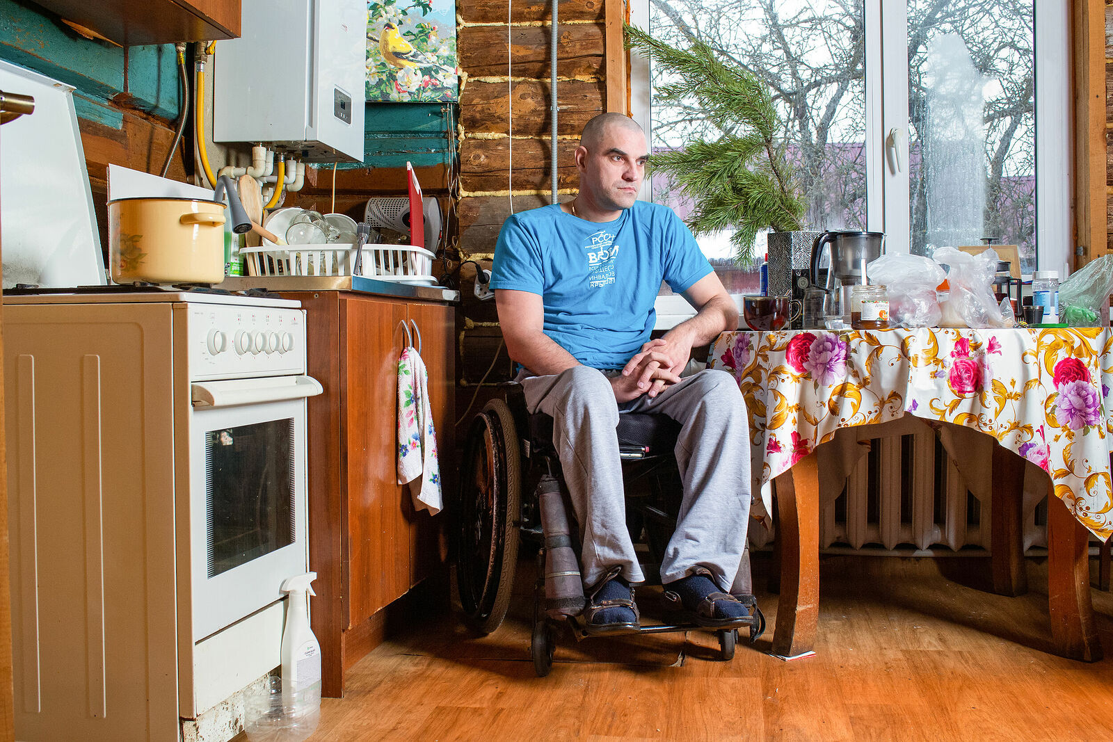  Максим, инвалид первой группы, столкнулся с серьёзными трудностями после ДТП. Он был вынужден адаптироваться к новым реалиям, научиться жить с ограниченными возможностями и находить радость в мелочах. Однако, несмотря на все преграды, он не сдался.

Одним из ключевых факторов, который помог Максиму преодолеть трудности, стал спорт. Особенно он увлёкся пауэрлифтингом — видом спорта, требующим силы, выносливости и дисциплины. Максим начал заниматься в спортивном зале, где нашёл поддержку и понимание со стороны тренеров и других спортсменов.

Для многих людей с инвалидностью спорт может показаться недостижимой мечтой. Но для Максима он стал не только способом физической реабилитации, но и источником вдохновения и уверенности в себе. Каждый раз, поднимая штангу или преодолевая очередной вес, он чувствует, что способен на большее.

 