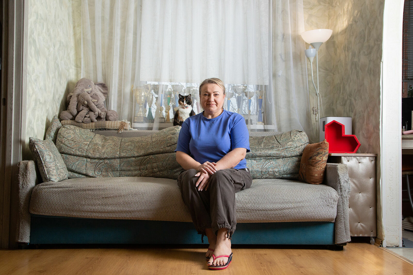  Жизнь Марины била ключом: учёба, работа, друзья, любовь, свадьба…  Всё изменилось в один миг, когда ей поставили страшный диагноз – саркома коленного сустава.  Эндопротезирование и год тяжёлой химиотерапии… Казалось, жизнь закончилась.  Но Марина не сдалась.  Она начала заниматься спортом, сначала просто для себя, чтобы восстановиться.  Благодаря поддержке замечательных тренеров, веры близких и невероятному упорству, она не только поправилась, но и стала многократной призёркой Чемпионатов и Кубков России, попав в национальную сборную!  Спорт стал для неё не просто хобби, а смыслом жизни, и Марина продолжает добиваться новых побед.