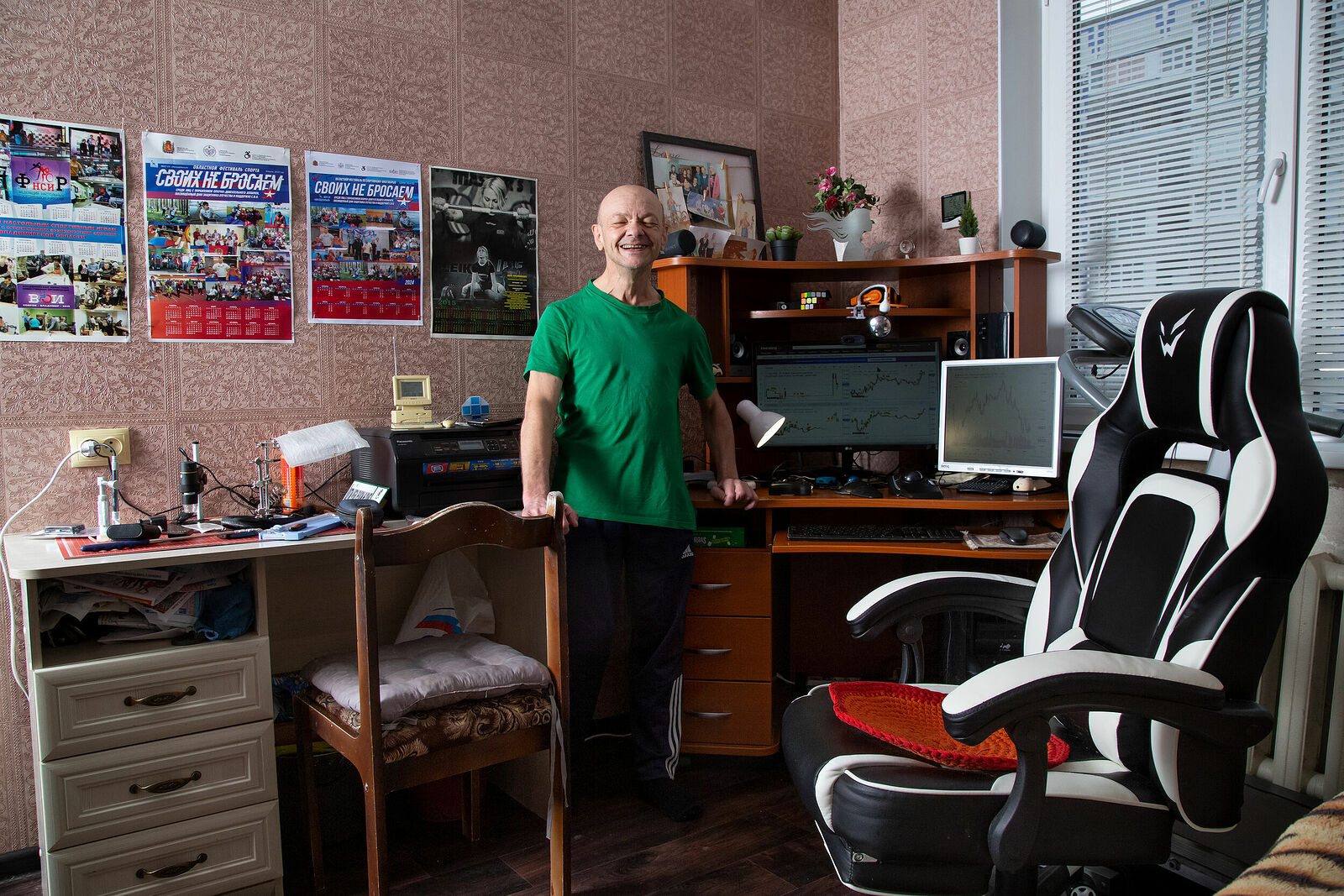 Артур, несмотря на инвалидность, ведет активный образ жизни. Его история вдохновляет, показывая, что наши физические возможности не ограничивают нас.

Артур занялся пауэрлифтингом, чтобы улучшить форму и самооценку. Этот спорт требует силы, выносливости и дисциплины, что важно для людей с ограниченными возможностями. Он хочет доказать себе и другим, что способен на многое, несмотря на трудности.

Пауэрлифтинг не только помогает Артуру держать себя в форме, но и делает его увереннее. Участие в соревнованиях и тренировках мотивирует его продолжать и достигать новых высот.

История Артура – это пример силы духа, упорства и стремления к самосовершенствованию.

