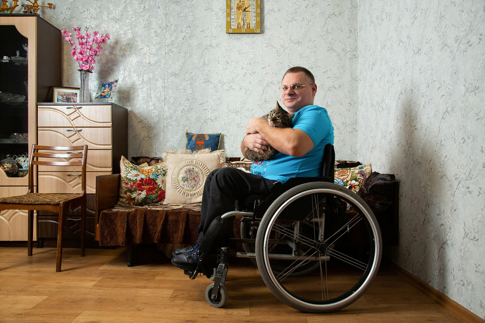   Захар с детства проявлял интерес к познанию мира и активность. В 13 лет он получил  серьезную травму  ,что привело к инвалидности первой группы. Несмотря на это, он продолжил развиваться, начав заниматься пауэрлифтингом. Захар является Кандидатом  в Мастера спорта России, победителем и призером Кубков России и Чемпионатов России.  Сейчас Захар живет в сельской местности, но дважды в неделю преодолевает 70 км для тренировок, делая спорт неотъемлемой частью своей жизни. 