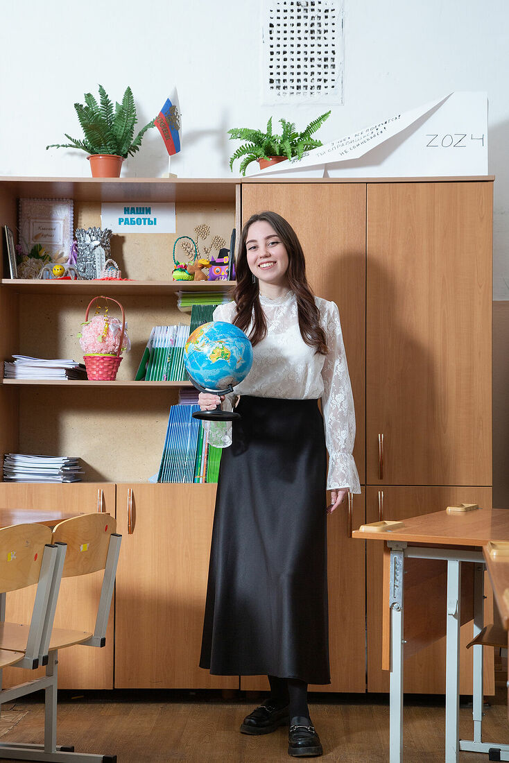  Анастасия Янгулова
2. 20 лет
3. Стаж 1 год
4. Специальность учитель начальных классов.
5. Хобби - творчество (рисую, вышиваю)
6. Мечтаю обо всем