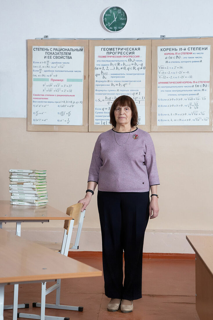 сошникова надежда николаевна
70 лет.
3.48лет.
4.Учитель математики и физики.
5.Люблю животных, наблюдать за ними, общаться.
6.Если будет возможность, то - путешествовать.